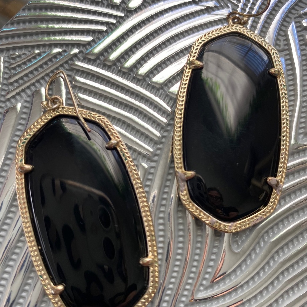 Kendra Scott Black & Gold earnings
